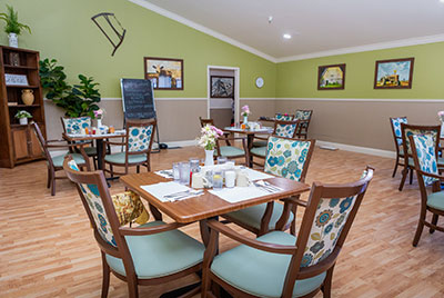 Photo of dining room at Jackson Hills and what meals are offered